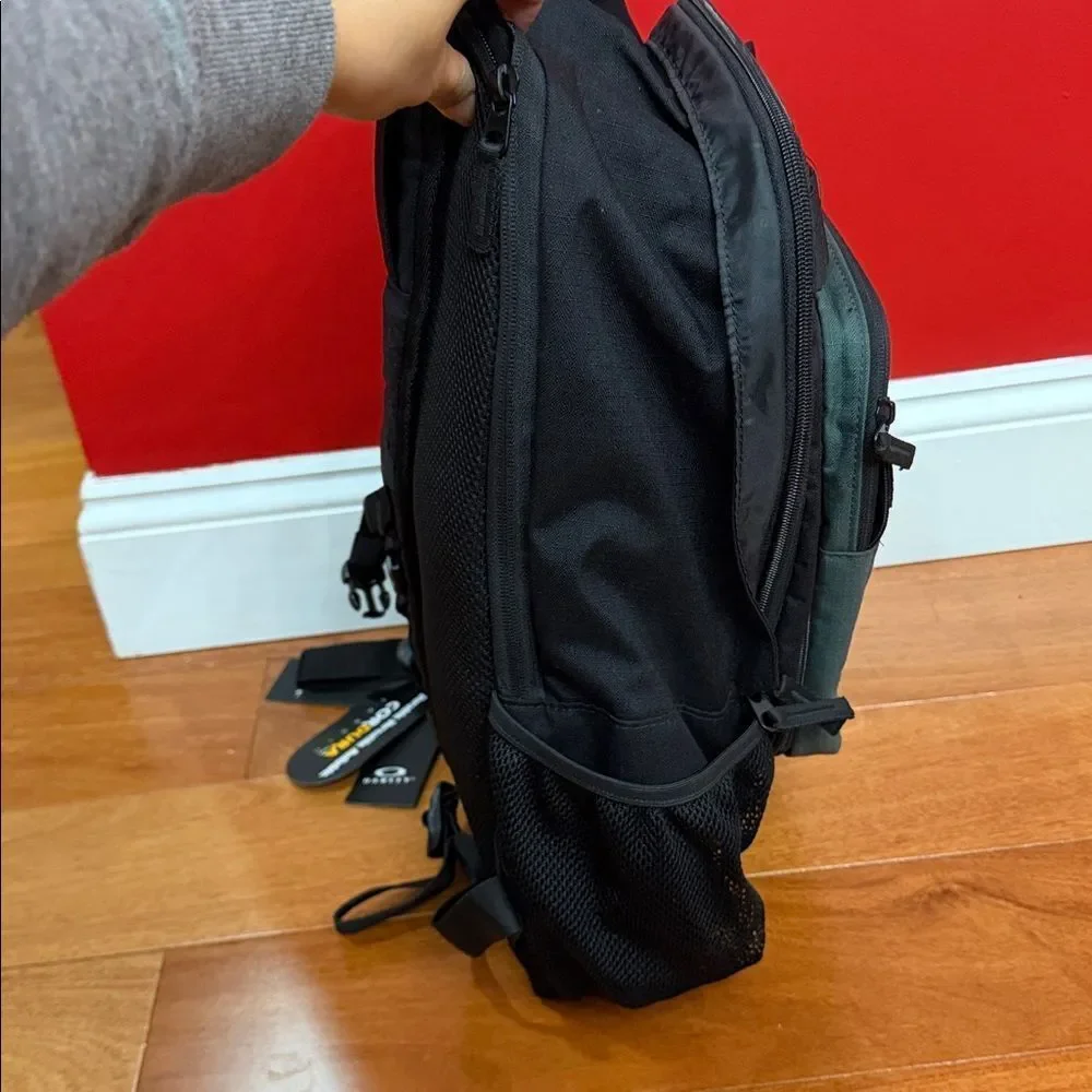 NWT Oakley Multifunctional Hydrolix Smart Backpack‎ detachable crossbody bag